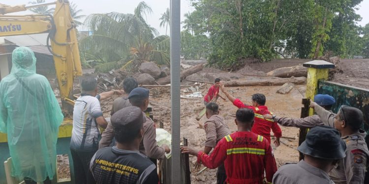 Peduli Korban Banjir di Ternate, Haji Robert Beri Bantuan