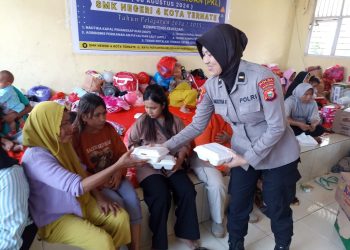 Polda Malut Distribusikan 300 Kotak Makanan kepada Korban Banjir di Kelurahan Rua