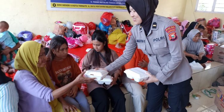 Polda Malut Distribusikan 300 Kotak Makanan kepada Korban Banjir di Kelurahan Rua