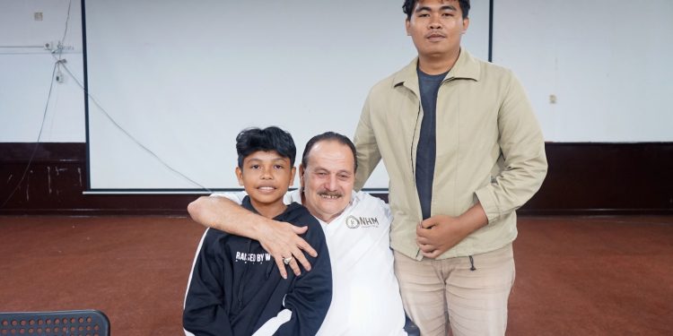 Pemilik NHM, Haji Robert Santuni Anak Yatim Piatu Korban Banjir Rua Ternate