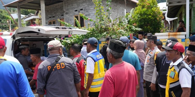 Kapolda Malut Tinjau Korban Banjir di Puskesmas Jambula