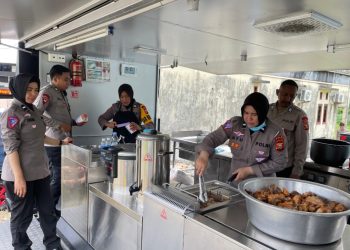 Polda Malut Dirikan Dapur Umum di Kelurahan Rua untuk Bantu Korban Banjir