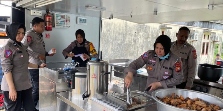 Polda Malut Dirikan Dapur Umum di Kelurahan Rua untuk Bantu Korban Banjir