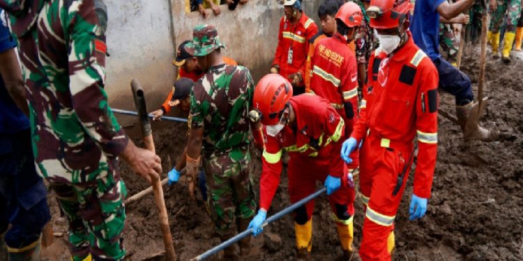 Banjir Bandang Ternate, Harita Nickel Terjunkan Tim Bantu Evakuasi Korban dan Salurkan Bantuan Sembako