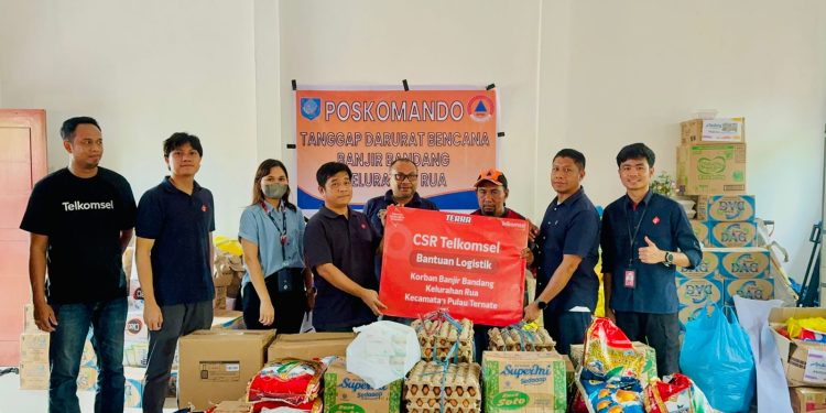 Semangat Berikan Dampak, Telkomsel Salurkan CSR Bantuan Logistik untuk Korban Banjir Bandang di Rua