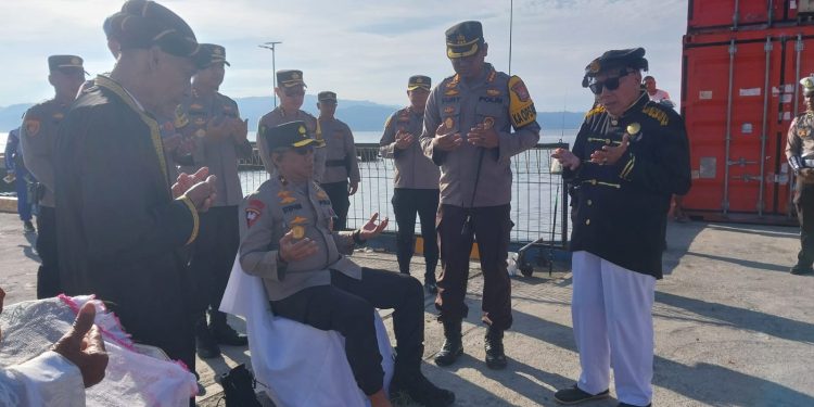 Kunjungi Polresta Tikep, Wakapolda Malut Disambut dengan Adat Joko Kaha