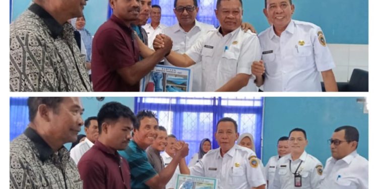 PJ Bupati Halteng Serahkan Bantuan Perahu Fiber dan Mesin Untuk Nelayan