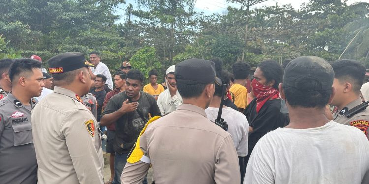 Kapolres Halteng pimpin langsung Pengamanan Aksi Boikot jalan di desa Lukulamo