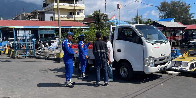 Patroli Dialogis Ditpolairud Polda Malut Edukasi Masyarakat di Pelabuhan Bastiong