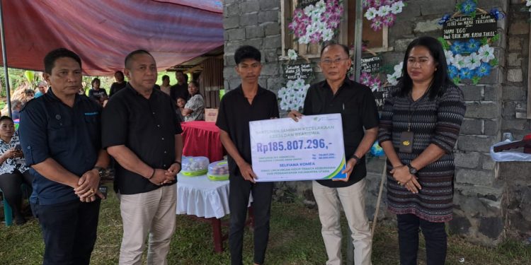 Ahli Waris Tenaga Kebersihan DLH Halut terima Santunan BPJS Ketenagakerjaan