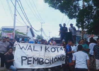 Warga Fitu Ternate Lakukan Demonstrasi, Sebut Wali Kota Pembohong