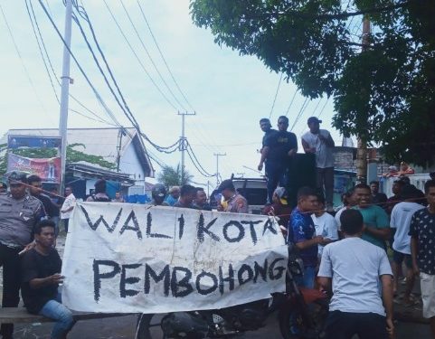 Warga Fitu Ternate Lakukan Demonstrasi, Sebut Wali Kota Pembohong