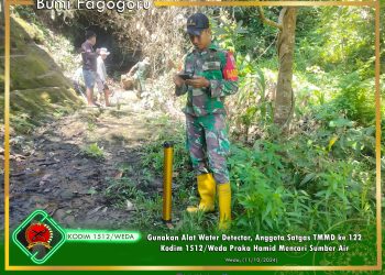 Praka Hamid Anggota  Satgas TMMD ke 122 Kodim 1512/Weda, Gunakan Alat Water Detector Mencari Sumber Air