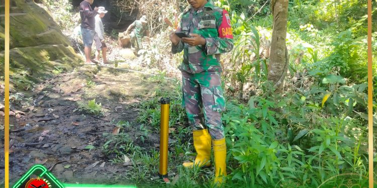 Praka Hamid Anggota  Satgas TMMD ke 122 Kodim 1512/Weda, Gunakan Alat Water Detector Mencari Sumber Air