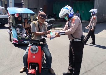 Sat Lantas Polres Halut Bagi-Bagi Masker Gratis ke Masyarakat