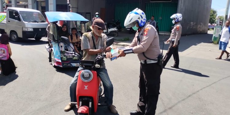 Sat Lantas Polres Halut Bagi-Bagi Masker Gratis ke Masyarakat