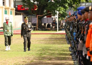 Sinergitas TNI-Polri: Kapolda Malut Beri Kejutan Kue Ulang Tahun di HUT Ke-79 TNI