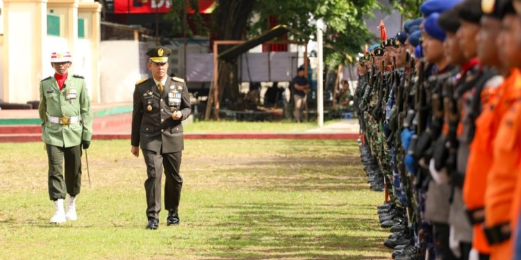 Sinergitas TNI-Polri: Kapolda Malut Beri Kejutan Kue Ulang Tahun di HUT Ke-79 TNI
