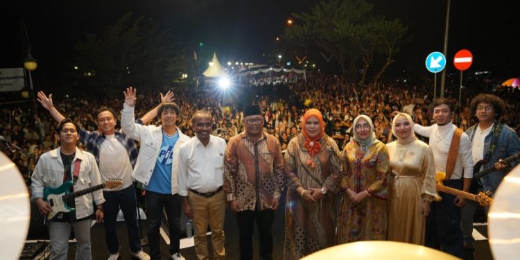 Resmi Ditutup Pj Gubernur, Euforia Puncak Festival Literasi Maluku Utara Hadirkan D’Masiv
