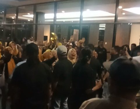 Pendukung Paslon 02 dan 04 Pilkada Ternate Nyaris Adu Jotos di Acara Debat Perdana