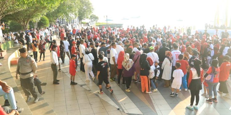 Pengamanan Jalan Sehat Paslon Cagub Nomor 1, Personel OMP Pastikan Kegiatan Berjalan Aman