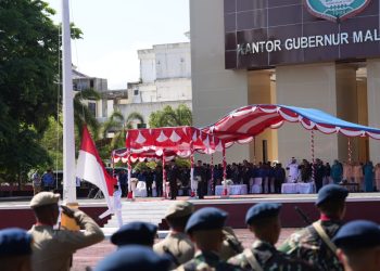 Pj Gubernur Dengan Khidmat Bacakan Amanat Menteri Sosial Pada Upacara Peringatan Hari Pahlawan