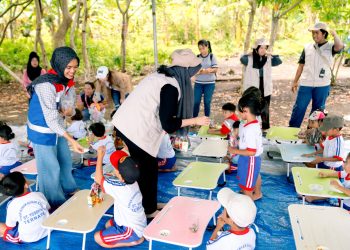 CSR Pertamina AFT Babullah Adakan Sekolah Lapangan Konservasi Penyu untuk Edukasi Anak Usia Dini di Pantai Tobololo