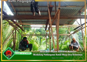 Karya Bakti Babinsa Desa Lelief Woebulen Dukung Pembangunan Rumah Warga Desa Binaannya