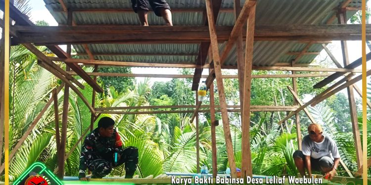 Karya Bakti Babinsa Desa Lelief Woebulen Dukung Pembangunan Rumah Warga Desa Binaannya