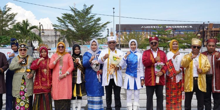 Peringati Hari Guru Nasional 2024, Pemprov Maluku Utara Gelar Upacara Khidmat dengan Nuansa Adat