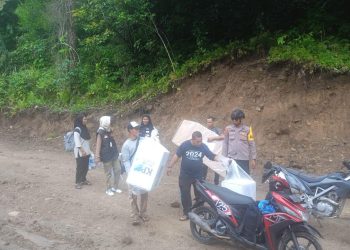 Polisi Kawal Logistik Pilkada ke TPS Terpencil di Lingkungan Talaga Puncak