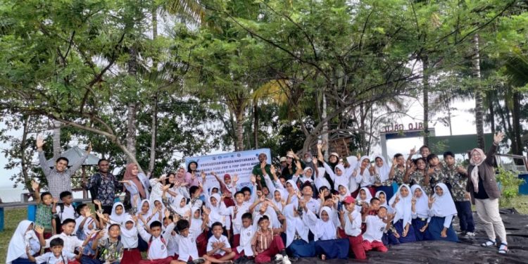 Mahasiswa UNIPAS dan Dinas Perpustakaan Morotai Ajak Anak-Anak Pulau Galo-Galo Cinta Literasi Lewat Permainan Edukatif dan Dongeng