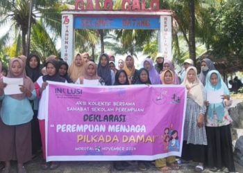 Sekolah Perempuan Desa Galo-Galo Deklarasikan Komitmen “Perempuan Menjaga, Pilkada Damai