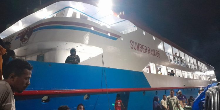 Warga Keluhkan Soal Biaya Pengiriman Barang di Kapal Sumber Raya 05