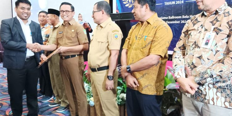 Pj Sekda Malut Hadiri Penganugerahan Predikat Penilaian Kepatuhan Penyelenggaraan Pelayanan Publik 2024