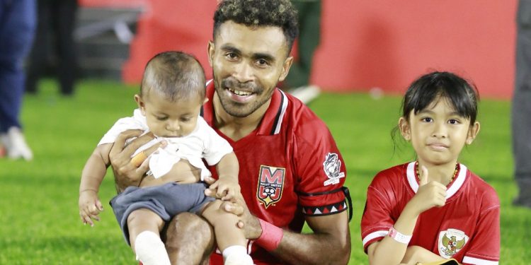 Acipa Rela Terobos ke Lapangan Demi Berpose dengan Sayuri