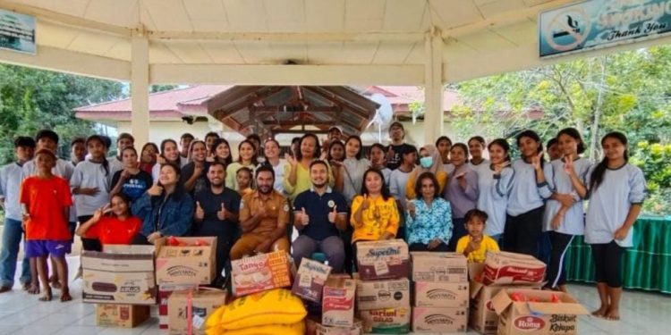 FORKALOKA Gosowong Berbagi Bingkisan Natal di Rumah Sejahtera Tobelo