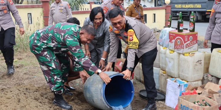 Ribuan Liter Cap Tikus dan Jenis Miras Pabrikan Dimusnahkan Polres Halmahera Utara