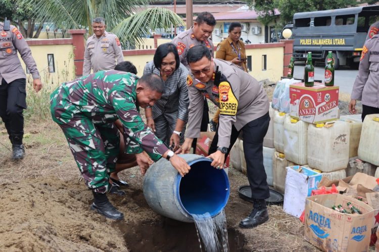 Ribuan Liter Cap Tikus dan Jenis Miras Pabrikan Dimusnahkan Polres Halmahera Utara