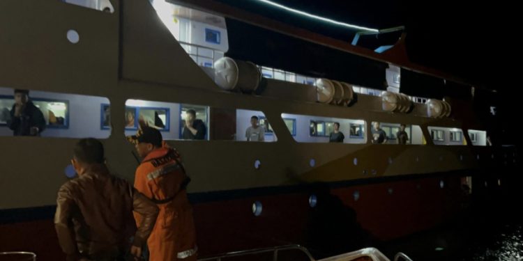 Alami Kerusakan, Ratusan Penumpang KM Aksar Saputra 07 Rute Bacan – Ternate Dievakuasi