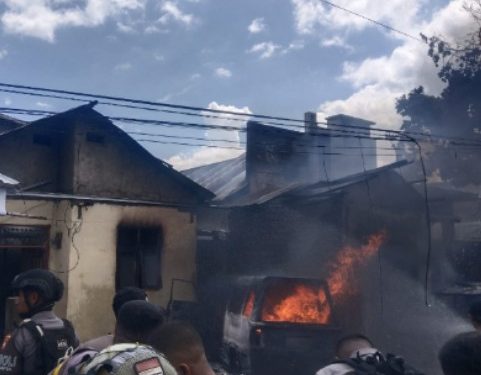 Kebakaran di Maliaro, Satu Mobil Milik Anggota Polisi Ludes Terbakar