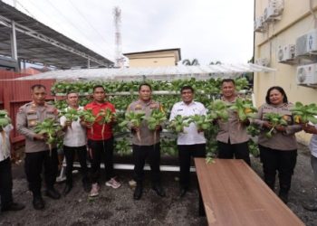 Kapolres Ternate Panen Perdana Tanaman Hidroponik untuk Ketahanan Pangan