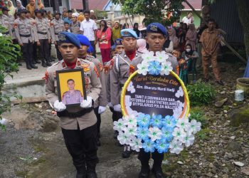 Kapolri Berikan Kenaikan Pangkat Luar Biasa Anumerta kepada Bharatu Mardi Hadji