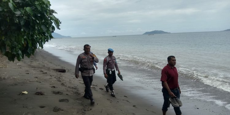 Hari Kedua, Personil Polsek Oba Utara Bersama Anggota Koramil 1505 Sofifi Lakukan Pencarian di Pesisir Pantai Oba