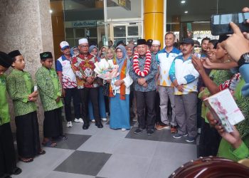 Ratusan Pendukung Sambut Wagub Malut Usai Dilantik di Jakarta