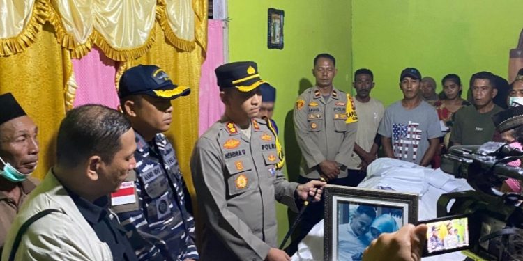 Turut berduka, Kapolres Halmahera Selatan hadiri pemakaman Jurnalis Metro TV di Desa Bisui