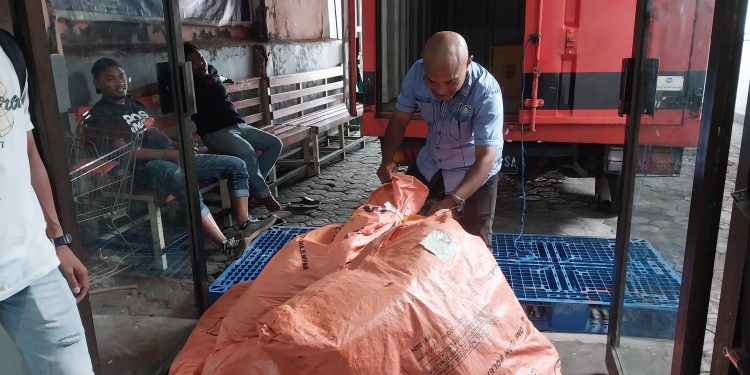 Kantor Pos: Pengiriman Barang di Ternate Jelang Lebaran Naik 30 Persen