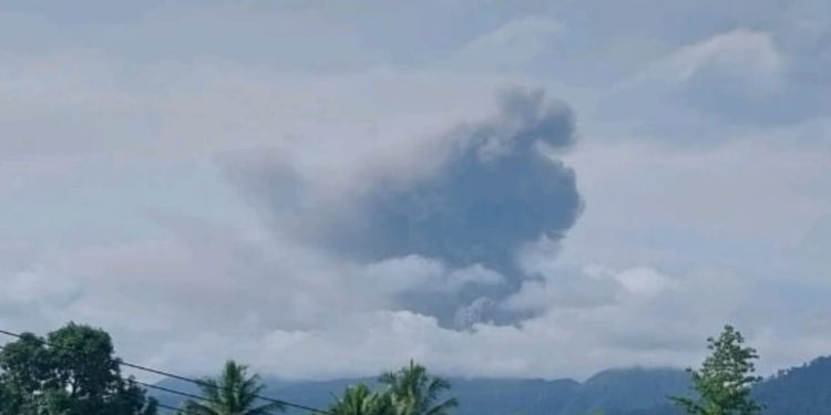 Gunung Dukono Semburkan Abu Vulkanik Setinggi 1.900 Meter