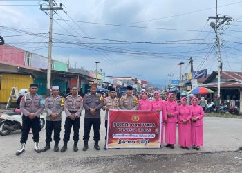 Tebar Kebaikan, Polsek Oba Utara Bagikan Takjil untuk Warga