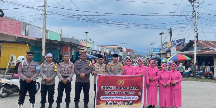 Tebar Kebaikan, Polsek Oba Utara Bagikan Takjil untuk Warga